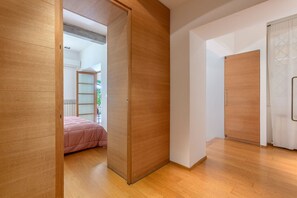 1 slaapkamer, een strijkplank/strijkijzer, wifi, beddengoed