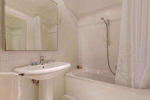Regadera, secadora de cabello, bidet, toallas