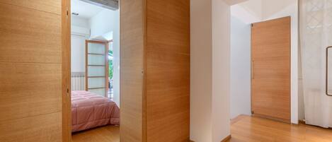 1 habitación, tabla de planchar con plancha, wifi y ropa de cama