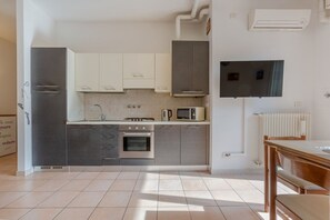 Frigorífico, microondas, horno y placa de cocina