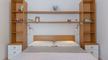 1 makuuhuone, työpöytä, silitysrauta/-lauta, Wi-Fi