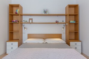 1 dormitorio, escritorio, tabla de planchar con plancha y wifi