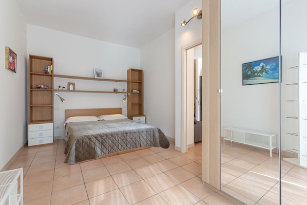 1 bedroom, desk, iron/ironing board, WiFi