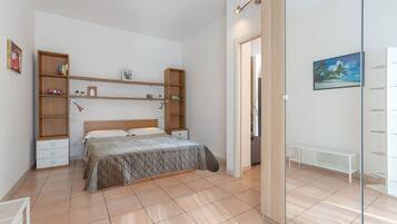 1 habitación, escritorio, tabla de planchar con plancha y wifi