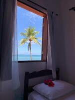 Minibar, caja de seguridad en la habitación y decoración personalizada 