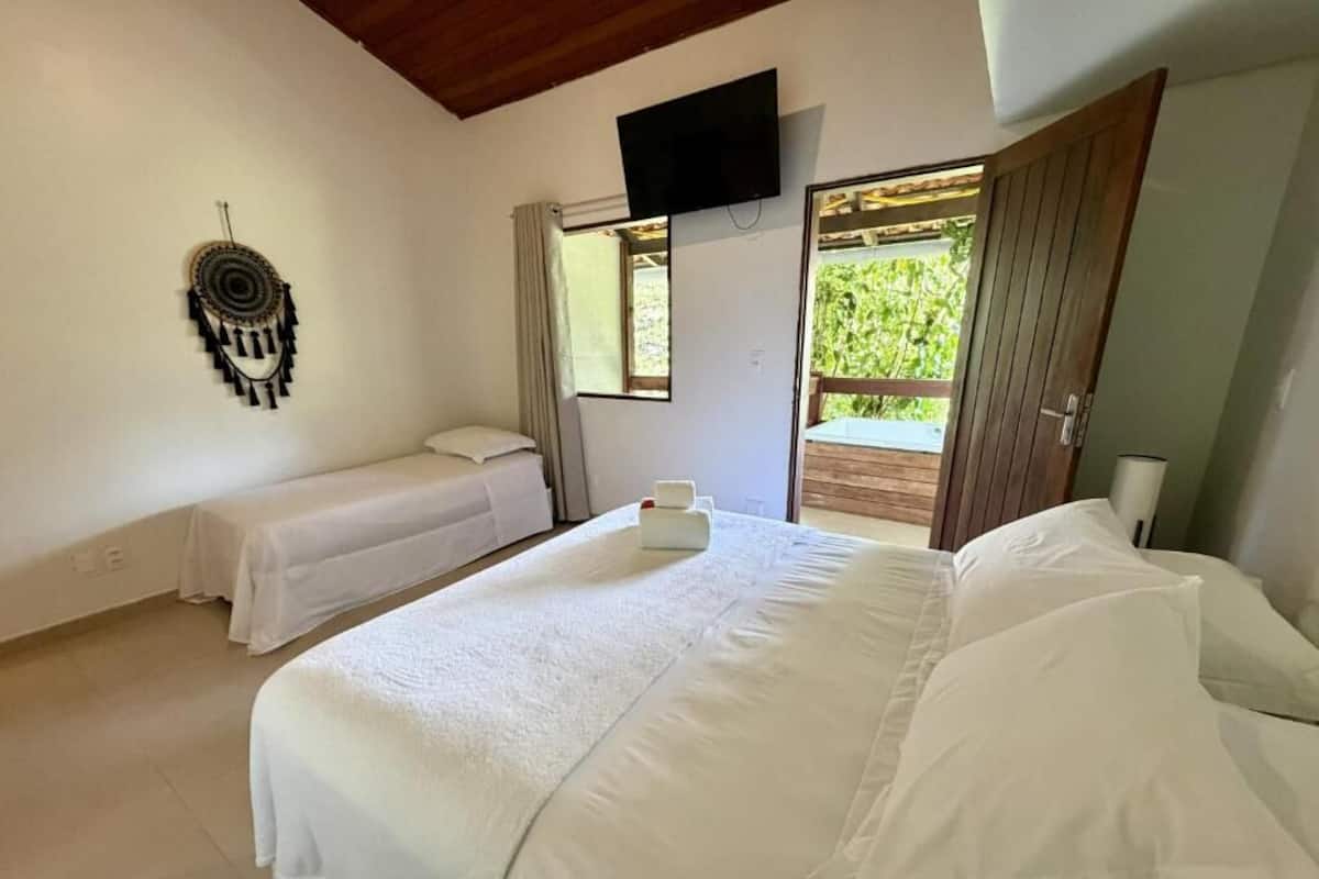 Minibar, caja de seguridad en la habitación y decoración personalizada