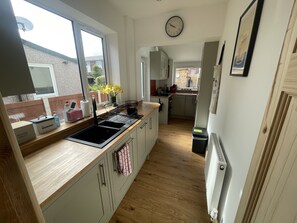 Fridge, microwave, oven, stovetop - Cosy place near Wrexham City Centre and the famous Racecourse Ground (Wrexham)