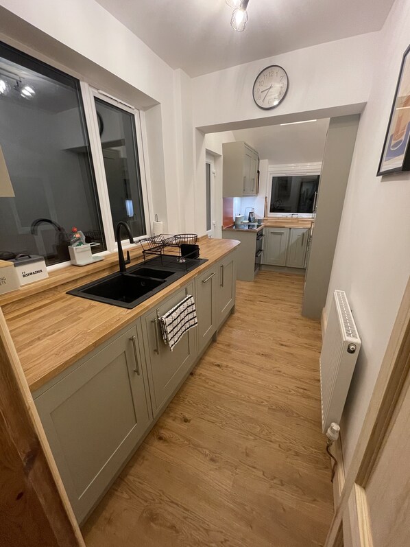 Fridge, microwave, oven, stovetop - Cosy place near Wrexham City Centre and the famous Racecourse Ground (Wrexham)