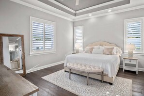 3 bedrooms, desk, iron/ironing board, free WiFi - Elegant Home with Pool, Office, Theater, and Fence (Lakeland)
