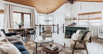 Fully Upgraded Lakeside Hideaway for Quiet Escapes