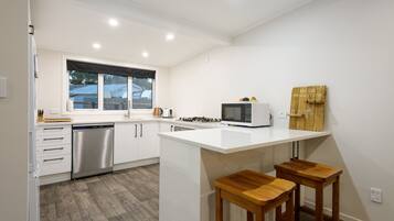 Kühlschrank, Mikrowelle, Ofen, Geschirrspüler