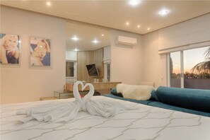 4 bedrooms, iron/ironing board, WiFi, bed sheets