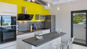 Fridge, microwave, oven, stovetop - Residence BO, One-Bedroom Apartment, Suite with Sea View (Baie Orientale)