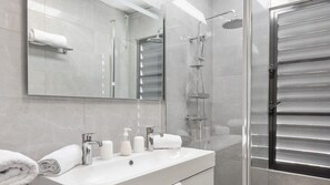 Doccia, asciugacapelli, asciugamani, sapone