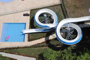 A circular water slide structure with a pool and surrounding landscaping. - Estadia  renta 107 (Santa Fe de Antioquia)