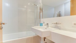Douche, sèche-cheveux, serviettes fournies