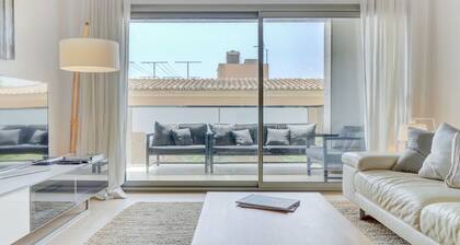 Stunning 4 bed penthouse, direct acess to rooftop SHARED pool 360 view of Port.