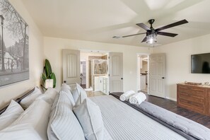 4 bedrooms, desk, iron/ironing board, WiFi - 8 Mi to Fort Cavazos! Modern Home w/ Fire Pit (Killeen)