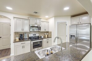 Fridge, microwave, stovetop, dishwasher - 8 Mi to Fort Cavazos! Modern Home w/ Fire Pit (Killeen)