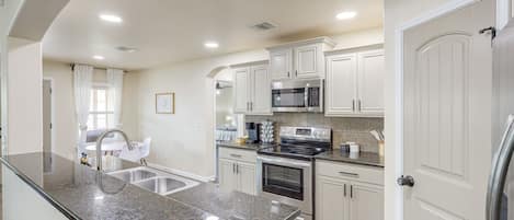 Kühlschrank, Mikrowelle, Herdplatte, Geschirrspüler