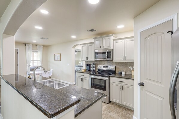 Kühlschrank, Mikrowelle, Herdplatte, Geschirrspüler