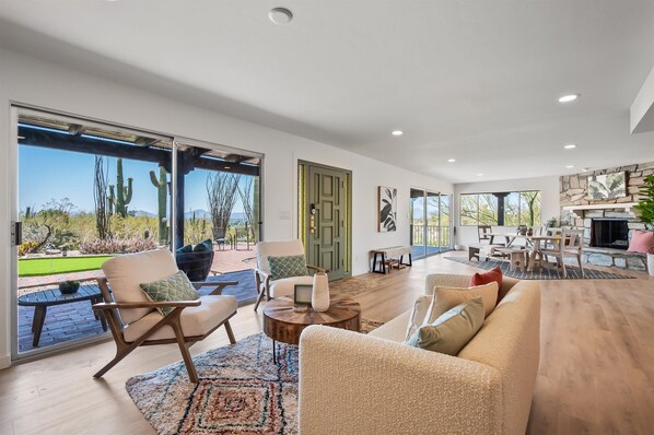 Living area - Desert Lux! Peaceful/private+2 minutes from prime Foothills shopping/dining (Tucson)