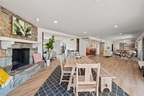 Interior - Desert Lux! Peaceful/private+2 minutes from prime Foothills shopping/dining (Tucson)