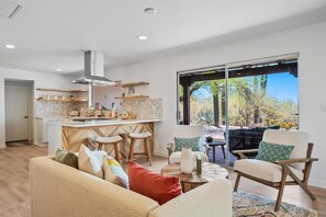 Interior - Desert Lux! Peaceful/private+2 minutes from prime Foothills shopping/dining (Tucson)