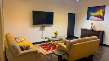 TV connectée, livres, espaces bureaux