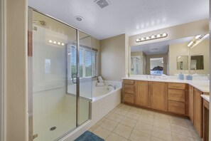 Combined shower/tub, hair dryer, towels - Luna Vista: Pool, Spa, Game Room, Gym, BBQ, Fun! (Coachella)