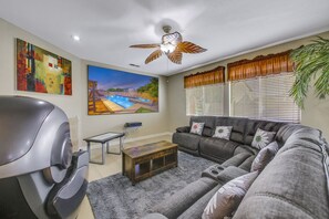 Een televisie, een open haard, videogames en een tafeltennistafel