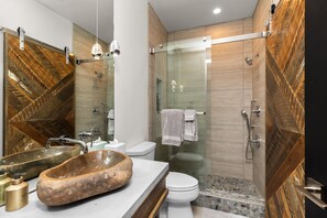 Combined shower/tub, hair dryer, towels