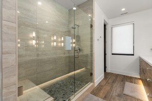 Ensemble baignoire-douche, séchoir à cheveux, serviettes fournies