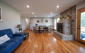 Smart TV - Lottsburg's Landing - Your Waterfront Escape on Wrights Cove (Lottsburg)