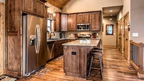 冷蔵庫、電子レンジ、オーブン、コンロ