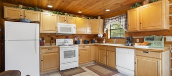 One Level Log Cabin, Free Tickets, Minutes from Big Cedar, Wood Burning Fireplace, Dog Friendly