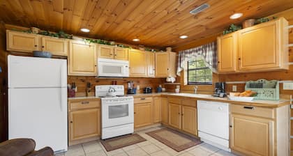 One Level Log Cabin, Free Tickets, Minutes from Big Cedar, Wood Burning Fireplace, Dog Friendly