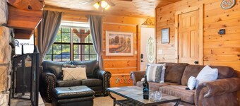 One Level Log Cabin, Free Tickets, Minutes from Big Cedar, Wood Burning Fireplace, Pet Friendly