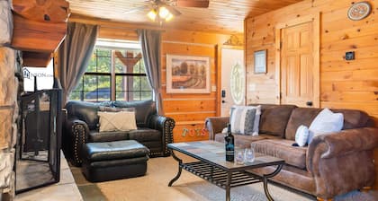 One Level Log Cabin, Free Tickets, Minutes from Big Cedar, Wood Burning Fireplace, Pet Friendly