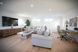 Smart TV - Breezy Pool/Jac Home: 2 EnSuites & Game Room (Orange)