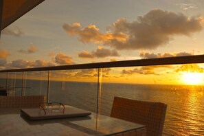 Outdoor dining - Hermoso Apartamento, Atardecer Caribeño,beautiful Sunset, Beachfront 2004 (Cartagena de Indias)