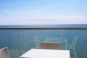 Outdoor dining - Hermoso Apartamento, Atardecer Caribeño,beautiful Sunset, Beachfront 2004 (Cartagena de Indias)