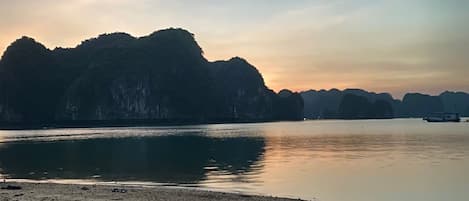 Een koffiezetapparaat/waterkoker, een waterkoker