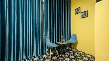 Zimmersafe, Schreibtisch, Verdunkelungsvorhänge, schallisolierte Zimmer