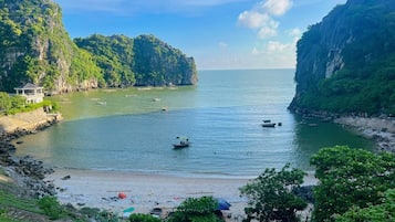 Beach nearby, beach shuttle, sun loungers