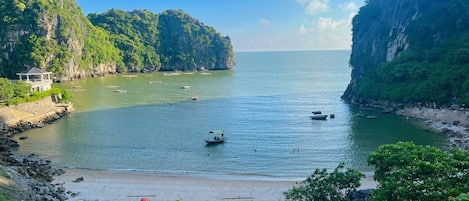 Beach nearby, beach shuttle, sun loungers