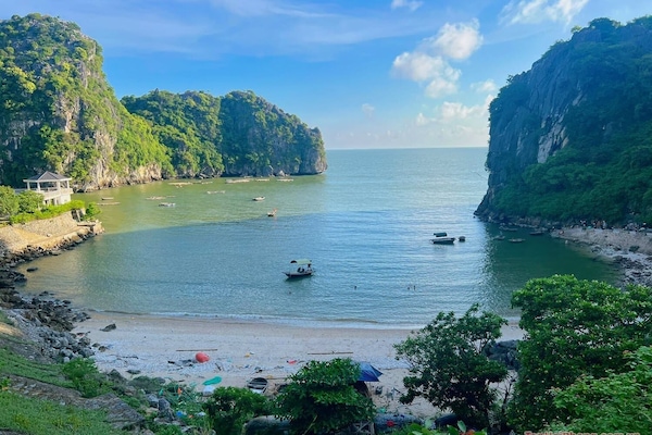 Beach nearby, beach shuttle, sun-loungers