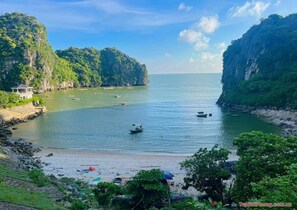 Beach nearby, beach shuttle, sun-loungers