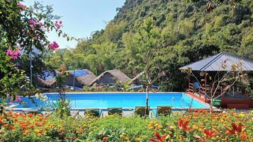 Outdoor pool, free pool cabanas, pool umbrellas