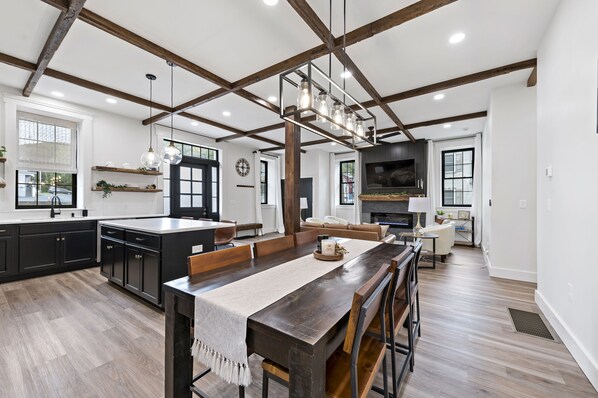 Dining - River view in Port Clinton! Minutes from Hawk Mountain, Cabela's! (Port Clinton)